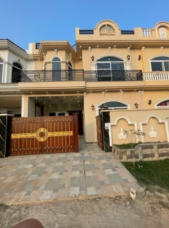 5 Marla Beautiful Luxrious Park facing House Available For sale in Buch villas Multan